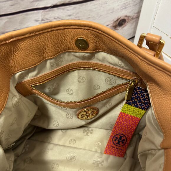 Tory Burch Amanda Hobo Cross Body Handbag Crossbody Shoulder Bag Purse MSRP $485 - Picture 6 of 9